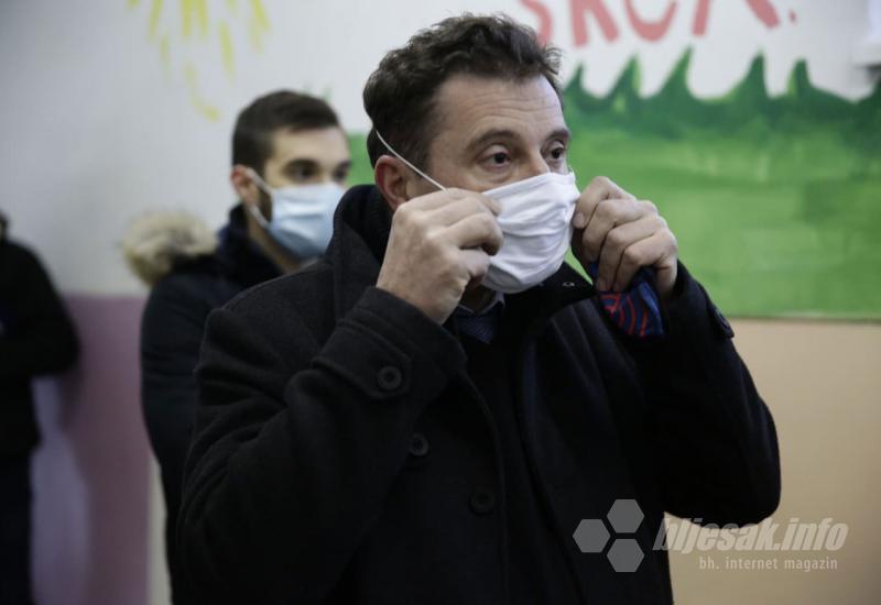Mario Kordić na lokalnim izborima u Mostaru 2020 - Mostar: Kordić mijenjao masku, strpljivo čekao u redu 