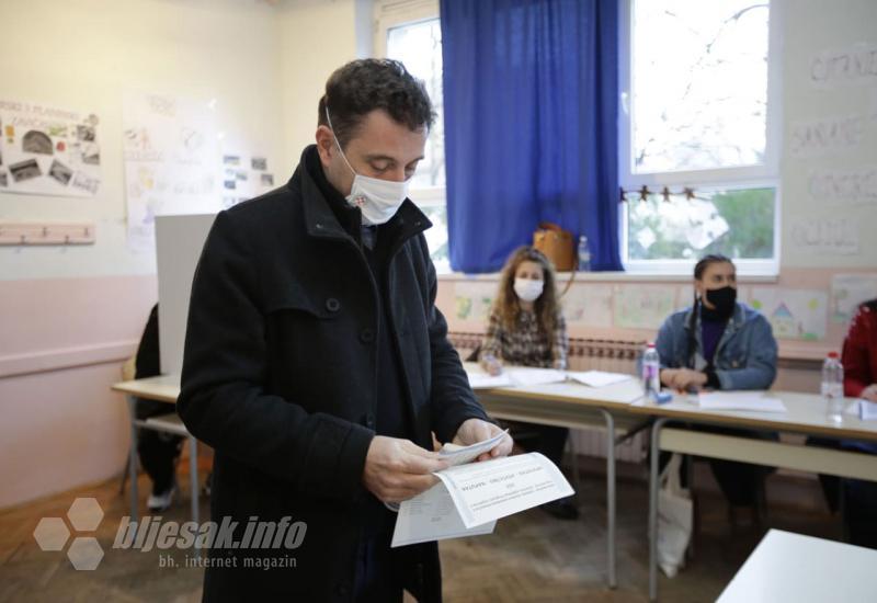 Mario Kordić na lokalnim izborima u Mostaru  - Mostar: Kordić mijenjao masku, strpljivo čekao u redu 