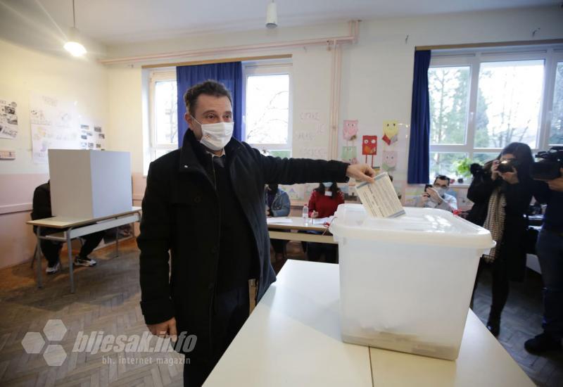 Mario Kordić na lokalnim izborima u Mostaru  - Mostar: Kordić mijenjao masku, strpljivo čekao u redu 