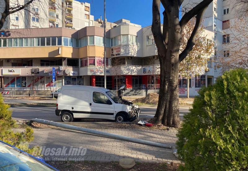Prometna nesreća u Mostaru - Udario u drvo, pa banderu, auto se zapalio, vozač pobjegao