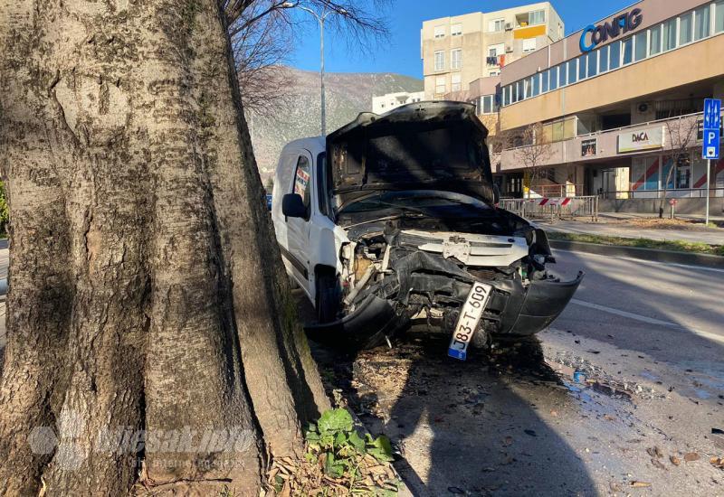 Prometna nesreća u Mostaru - Udario u drvo, pa banderu, auto se zapalio, vozač pobjegao