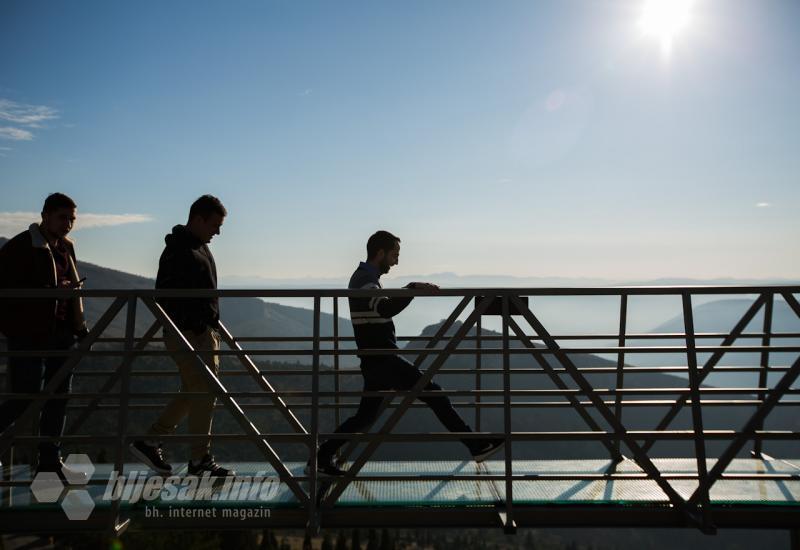 Skywalk iznad Mostara - Prvi posjetitelji na mostarskom skywalku, mjestu koje oduzima dah