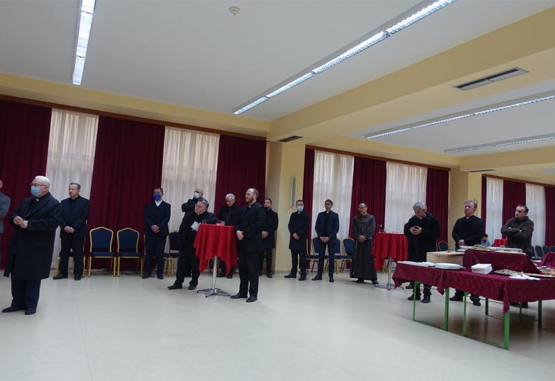 Upriličeno božićno čestitanje kod kardinala Puljiću i nadbiskupa Vukšića - Svećenici, redovnici i redovnice na zajedničkom božićnom čestitanju kod kardinala Puljiću i nadbiskupa Vukšića