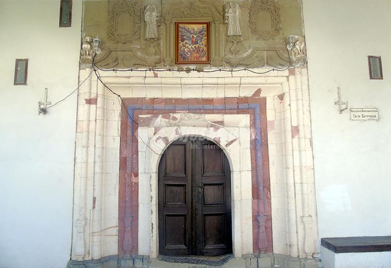 Jedan od ulaza u Bogorodičinu crkvu - Štip: Od Aleksandra Velikog do Kire Gligorova