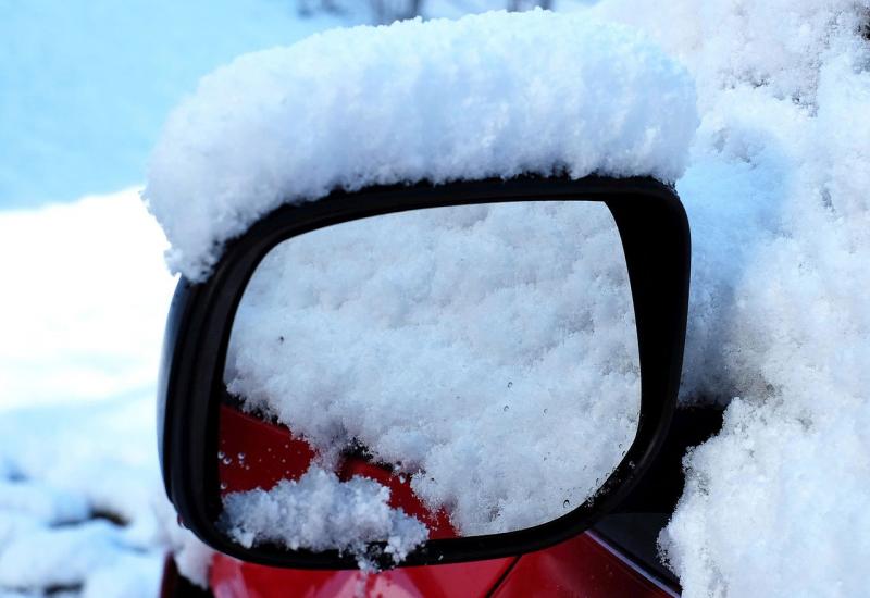 Jablanica: Izvlačili automobil iz snježnog nanosa