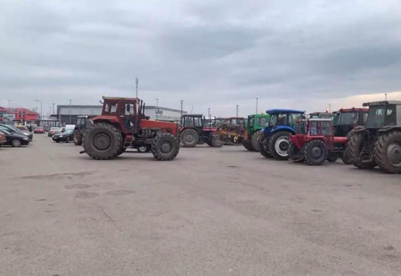 Traktori na carinskom terminalu Gradiška - Smanjite uvoz!