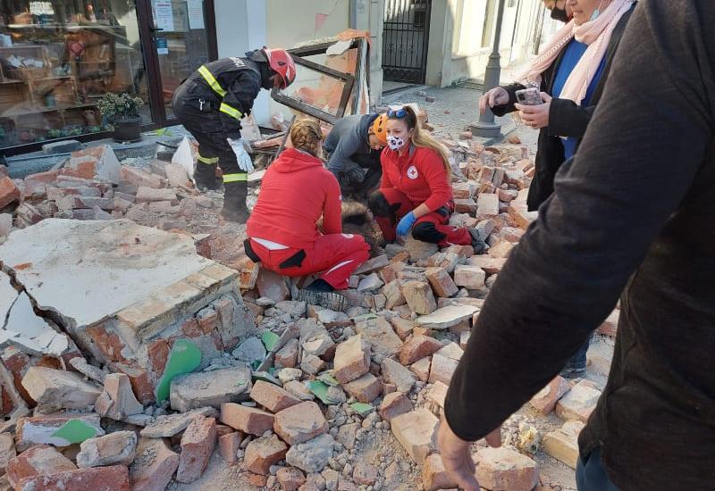 Spašavatelji u Hrvatskoj traže stradale pod ruševinama; u Petrinji poginulo dijete