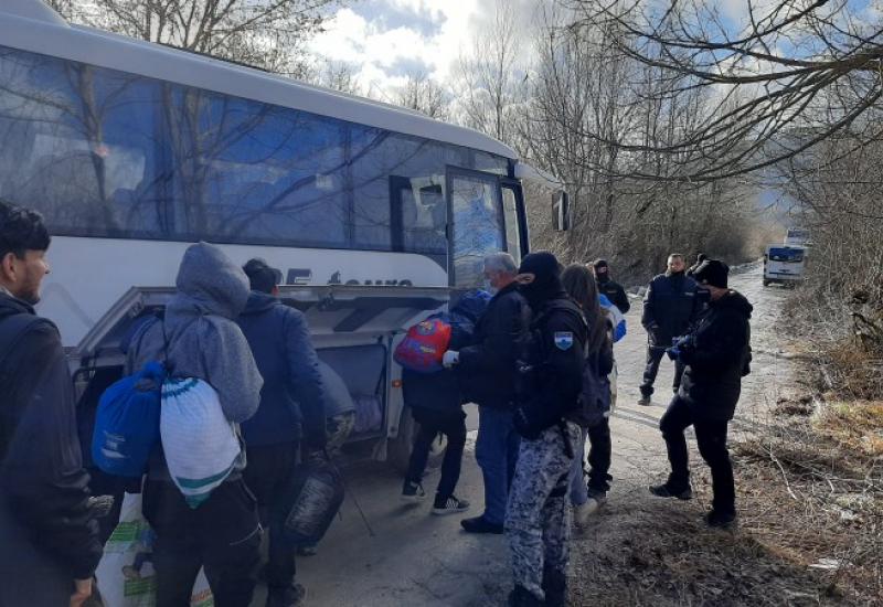 Migranti smješteni u autobuse, ali još nisu napustili 'Lipu' kod Bihaća