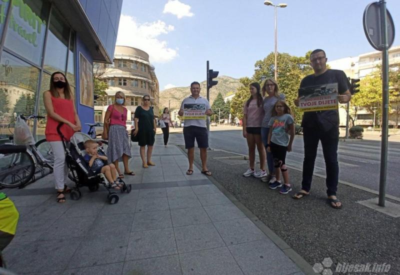 Mali broj roditelja odazvao se pozivu na prosvjed - Mostar kroz 2020. s transparentom u rukama