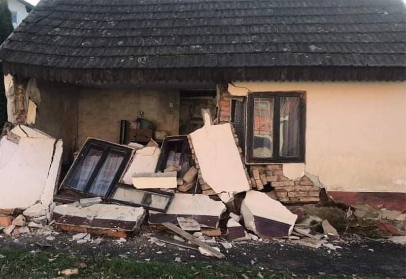 Srušena kuća u Kostajnici - Potres iselio stanovnike Kostajnice iz njihovih domova