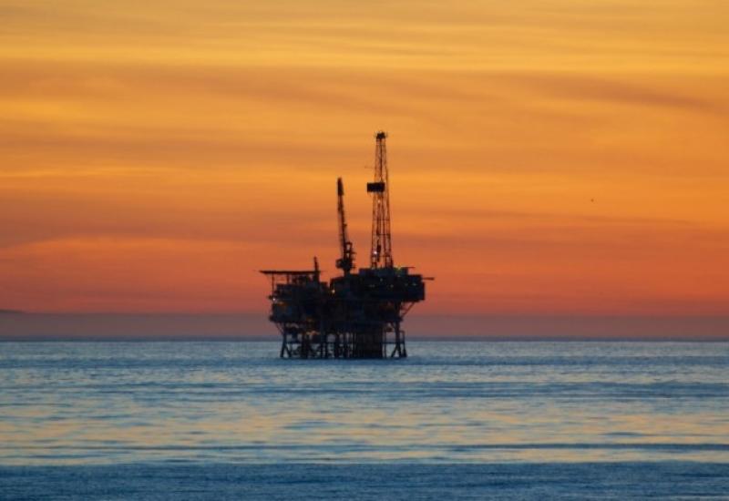 Strah od veće ponude i slabije potražnje spustio cijene nafte