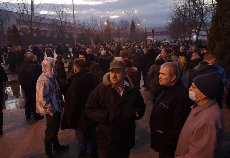 VIDEO | Građani Bihaća okupljaju se u znak protesta ispred prihvatnog kampa “Bira”