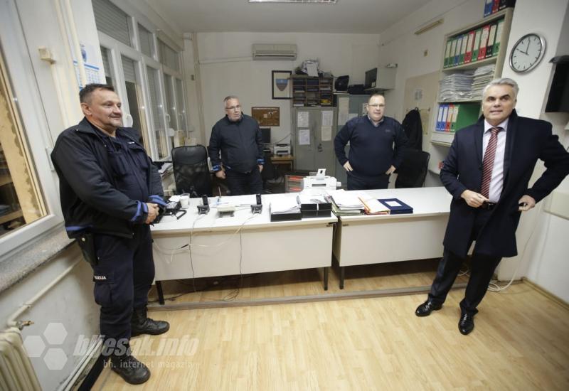 Ministar unutarnjih poslova HNŽ Slađan Bevanda i načelnik PU Mostar Dragan Jelonjić - Bevanda posjetio policijske službenike u novogodišnjoj noći