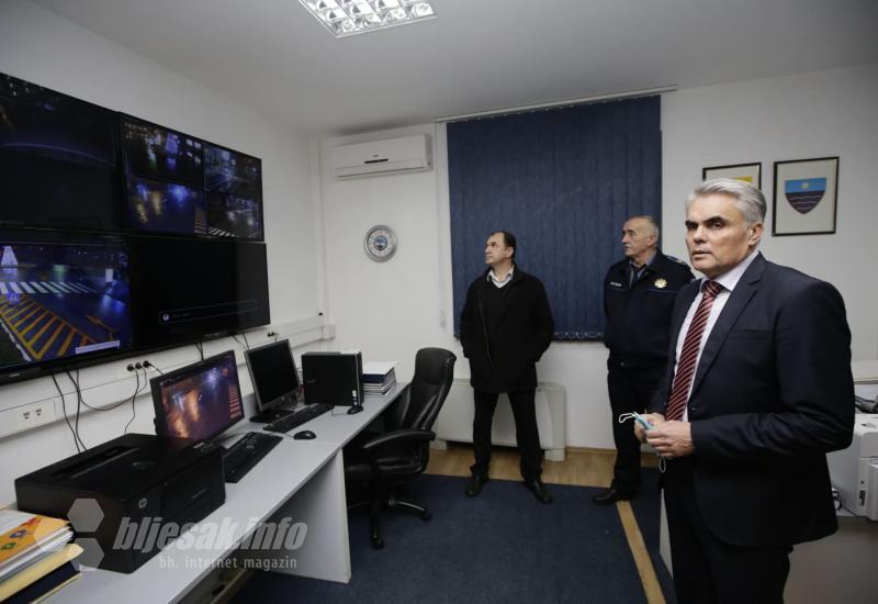 Ministar unutarnjih poslova HNŽ Slađan Bevanda i načelnik PU Mostar Dragan Jelonjić - Bevanda posjetio policijske službenike u novogodišnjoj noći