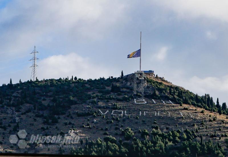 Mostar: Jedna od najvećih zastava BiH na pola koplja