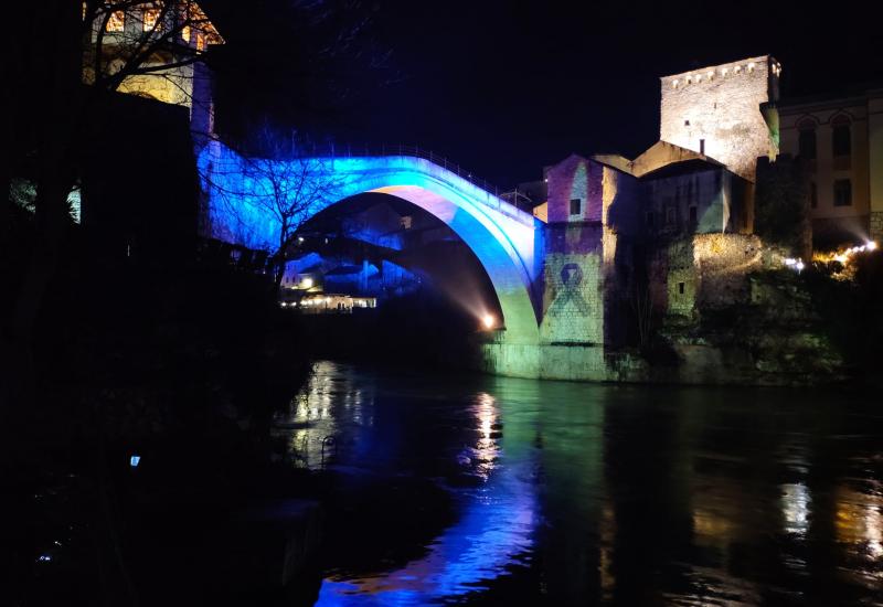 Stari most svijetlio za stradale u Posušju i žrtve potresa u Hrvatskoj