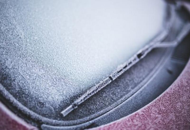 Kako brzo odmrznuti prozore automobila?
