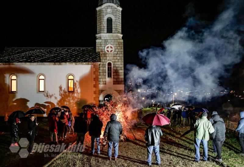 Mostar: Obilježavanje Badnje večeri počelo paljenjem badnjaka