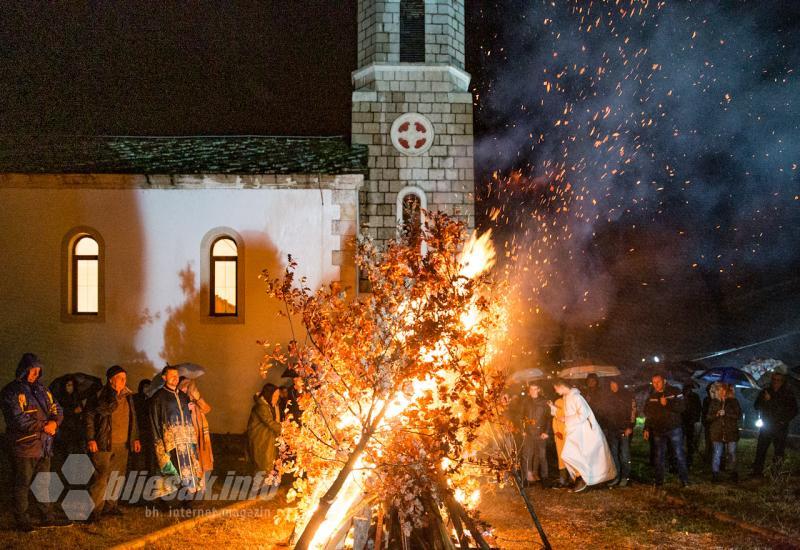 Badnje večer u Crkvi sv. Vasilija Ostroškog u Blagaju - Mostar: Obilježavanje Badnje večeri počelo paljenjem badnjaka