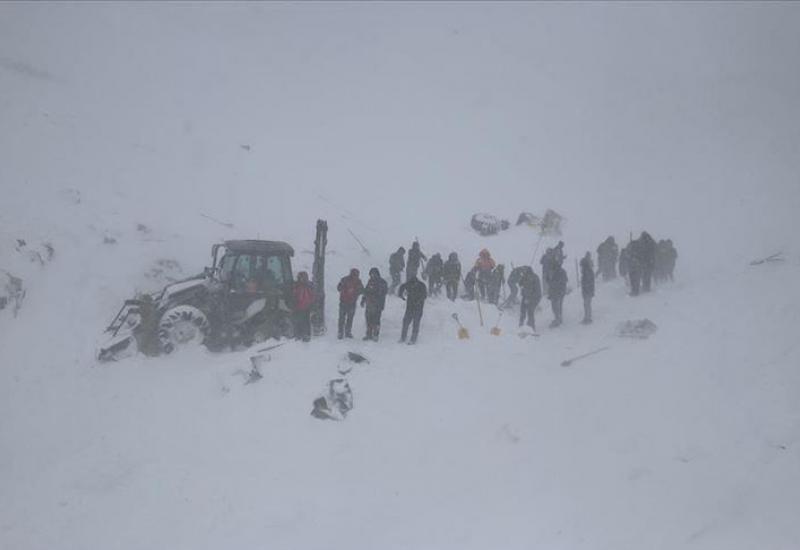 Troje poginulih pod lavinom u skijalištu u Rusiji