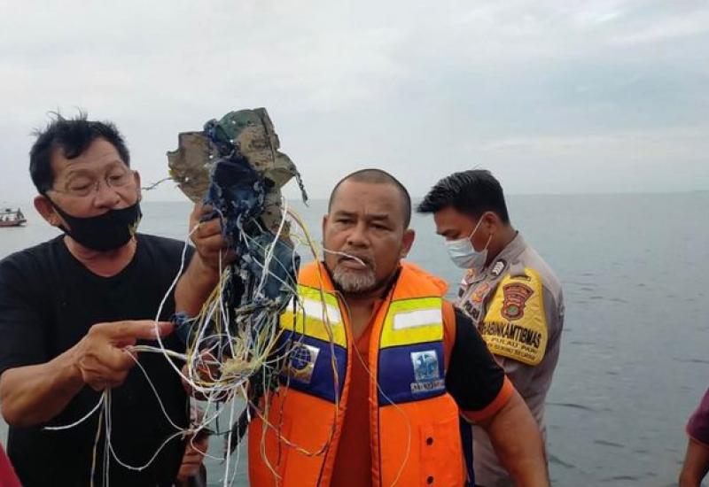 Putnički avion sa 62 osobe srušio u more - Vlasti Indonezije priopćile su da se putnički avion sa 62 osobe srušio u more