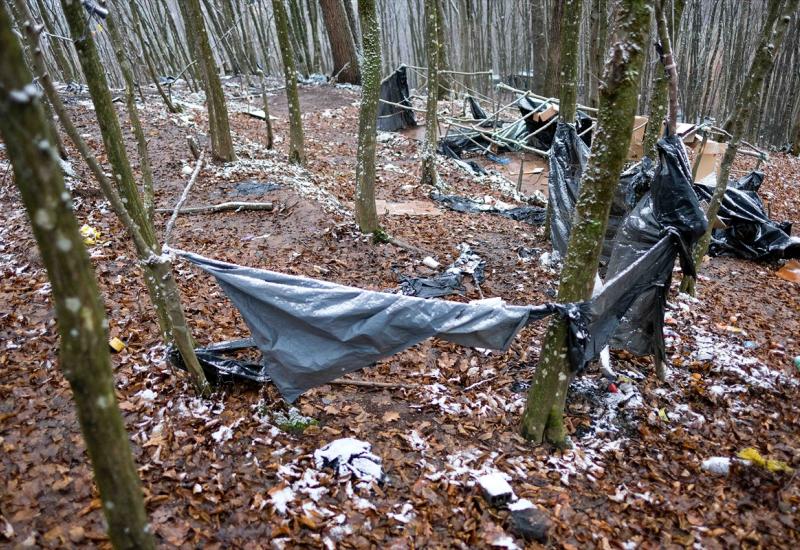 Snijeg je nanio dodatne štete - Migranti u šumi kod Velike Kladuše u teškom stanju 