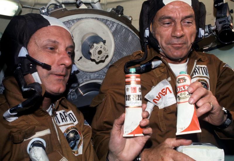 Ruski kozmonauti priznali da su nosili boce konjaka u svemir  