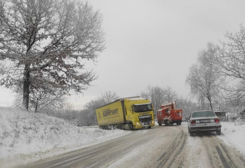Kaos na cestama: Snijeg uzrokovao nevolje brojnim vozačima u BiH