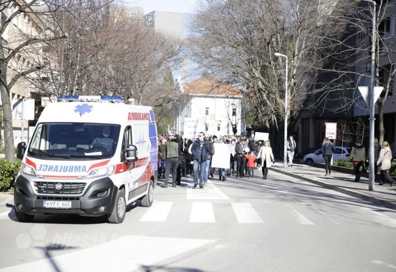 Novi prosvjed zdravstvenih radnika u Mostaru - Mostar: Zdravstveni radnici digli šator ispred zgrade Vlade HNŽ