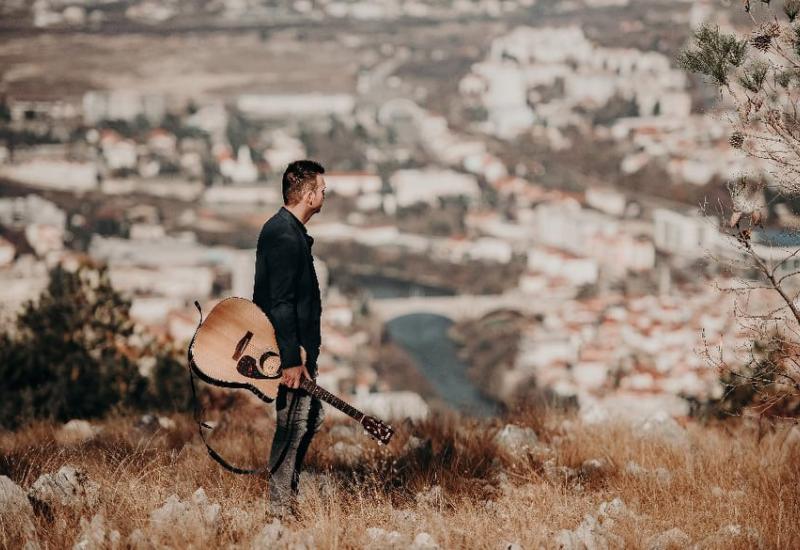VIDEO | Ljubavna pjesma iz Mostara ''Daj mi svoje ruke''