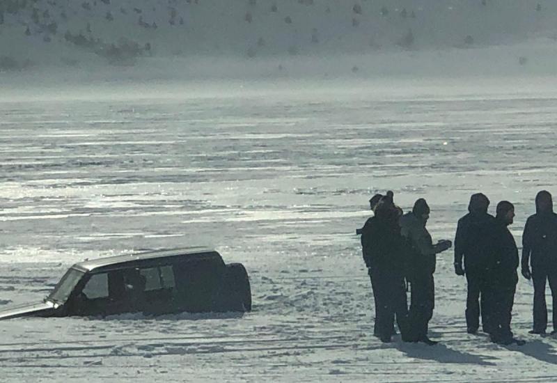Terenac propad kroz led na Blidinje jezeru - Izvlačenje iz Blidinjskog jezera: Bager u lovu na terenca