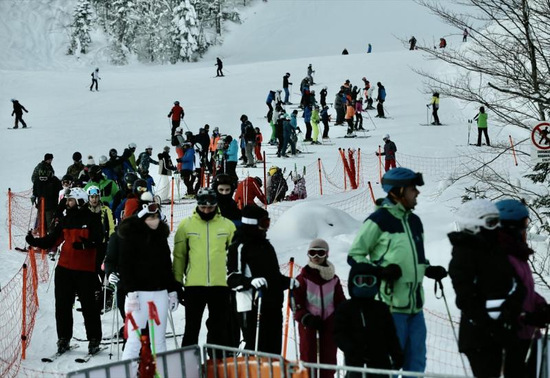 Brojni posjetitelji i skijaši na Bjelašnici -  Olimpijsku ljepoticu Bjelašnicu okupirali brojni posjetitelji i skijaši