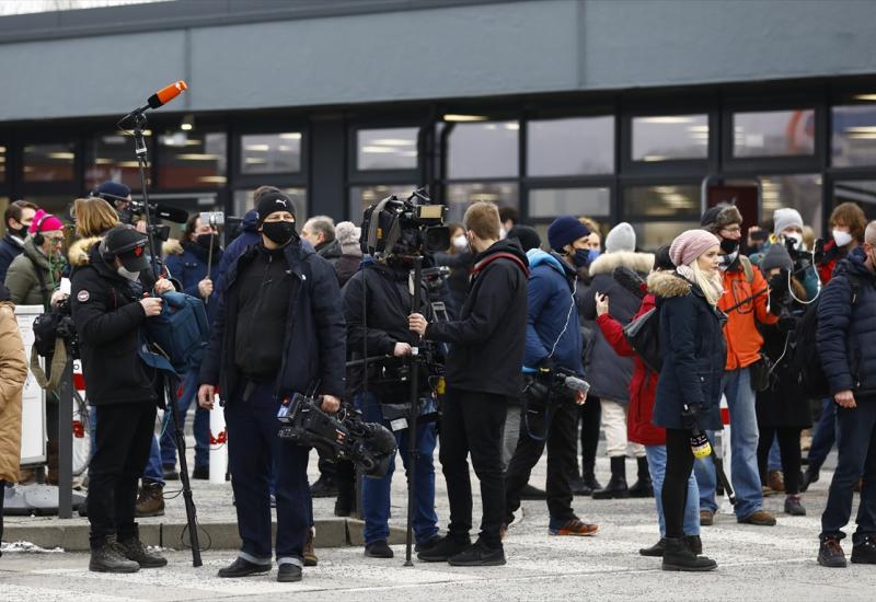 Okupljeni novinari ispred terminala 5 aerodroma Berlin Brandenburg  - Alexei Navalny se vraća u Rusiju