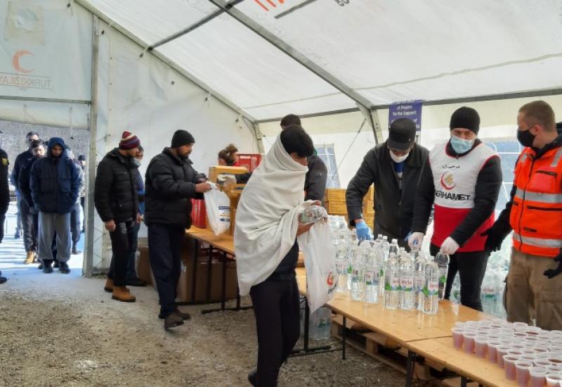 Podjela pomoći migrantima u Bihaću - Stigao novi kontingent pomoći za migrante od 
