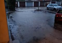 #makarVaki -  Zbog blata i lokvi neće se moći ući i izaći iz zgrade