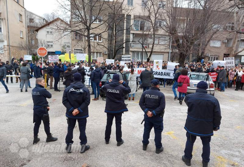 Prosvjedi u Mostaru: Zdravstveni radnici pred Vladom najavili štrajk glađu