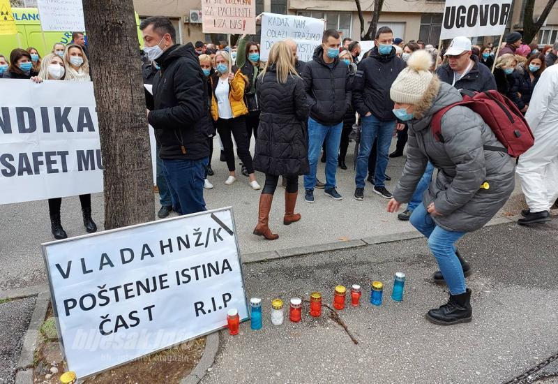 Poruka Vladi - Prosvjedi u Mostaru: Zdravstveni radnici pred Vladom najavili štrajk glađu