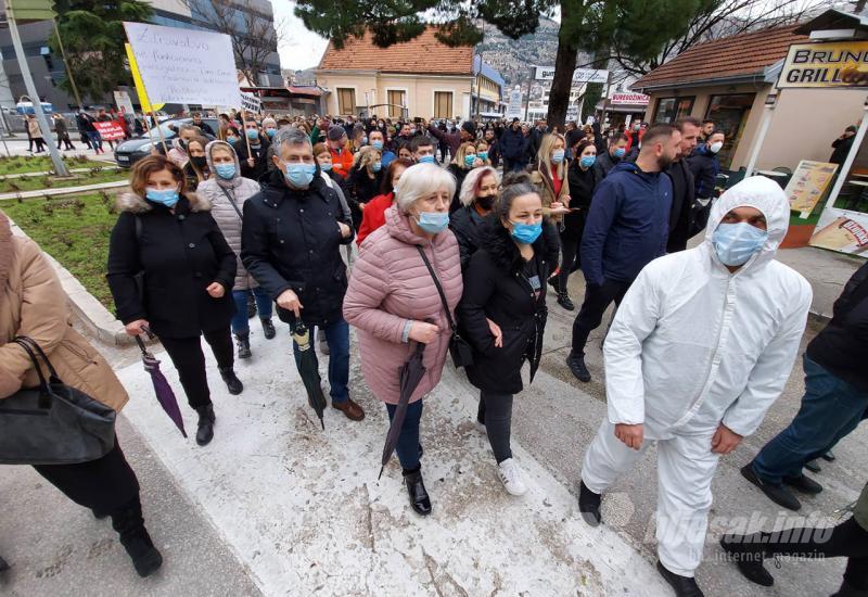 Prosvjedna šetnja - Prosvjedi u Mostaru: Zdravstveni radnici pred Vladom najavili štrajk glađu