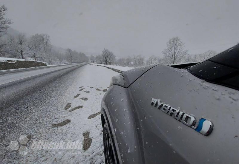 Magistralna cesta M-17 pod snijegom - Usporen promet na M-17 zbog snijega