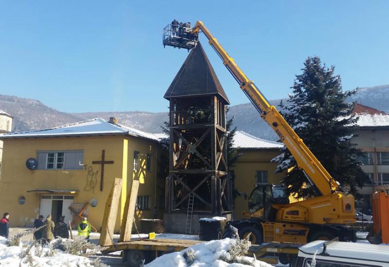 Srušen oštećeni crkveni zvonik u Drvaru