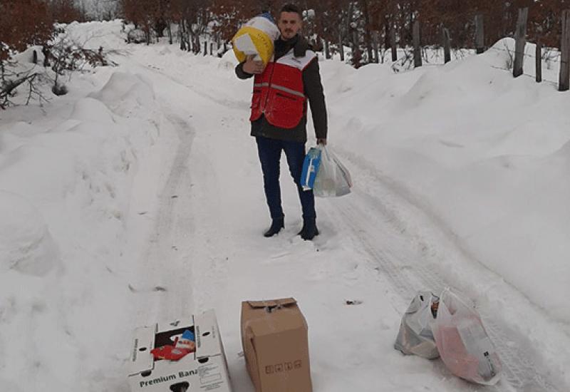 Jasmin Ahmić - Pješačio dva kilometra do obitelji Šurković kako bi joj dostavio pomoć