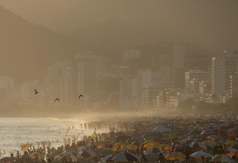 Tisuće ljudi na plaži u Rio de Janeiru traži spas od vrućine