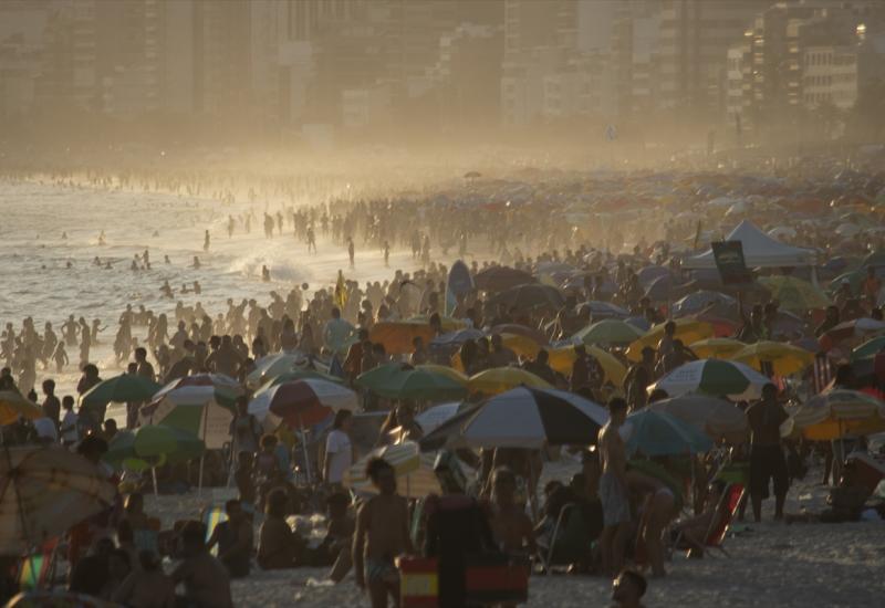 Tisuće ljudi na plaži u Rio de Janeiru traži spas od vrućine - Tisuće ljudi na plaži u Rio de Janeiru traži spas od vrućine