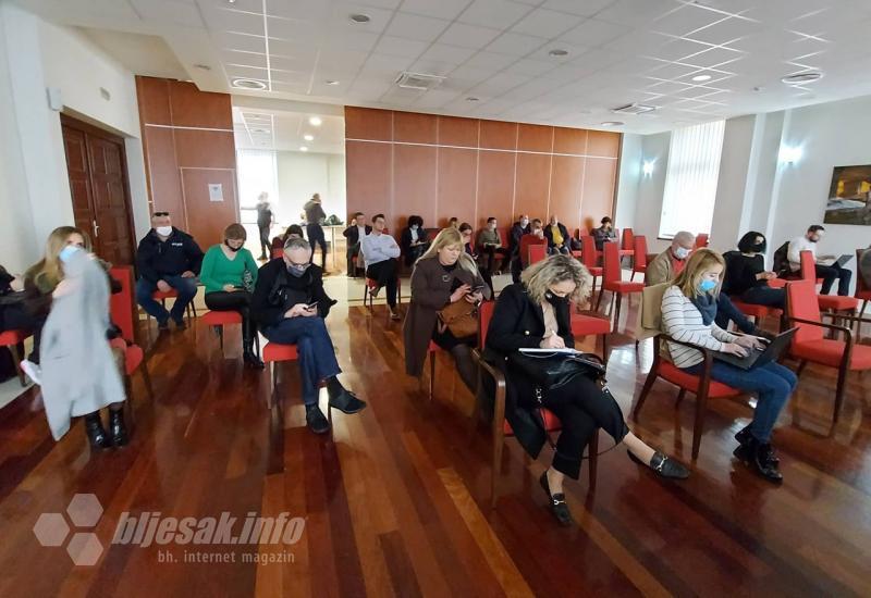 Novinari u Vijećnici - UŽIVO | Sjednica Gradskog vijeća Grada Mostara