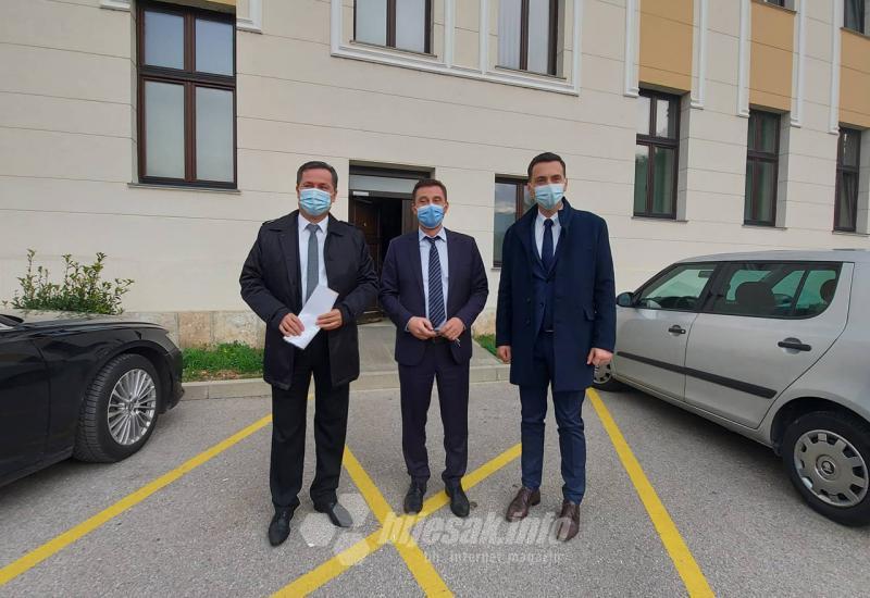 Povjerenstvo koje će odnijeti vijećnici zakletvu na potpis - Mostar: Vijećnica prisegnula putem Vibera
