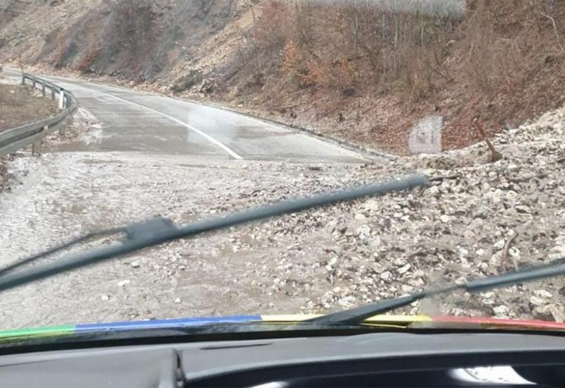 Poplave i odroni blokirali promet na cesti Nevesinje - Gacko