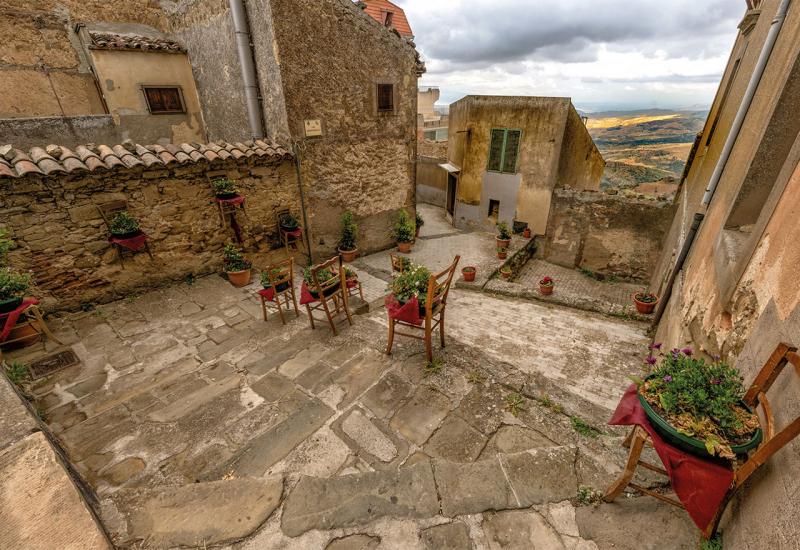 Još jedan talijanski gradić prodaje kuće za euro i nudi novac za obnovu