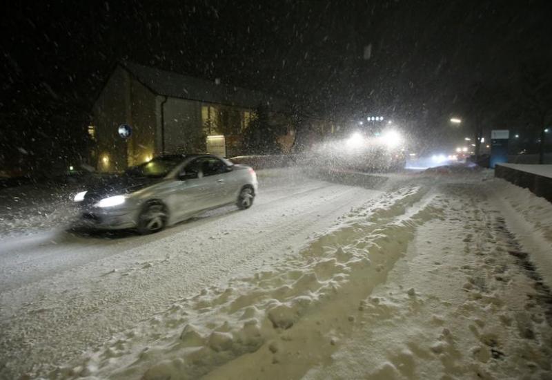 Snijeg još uvijek pada u sjevernoj polovici Njemačke - Polarni val i treći dan paralizirao Njemačku