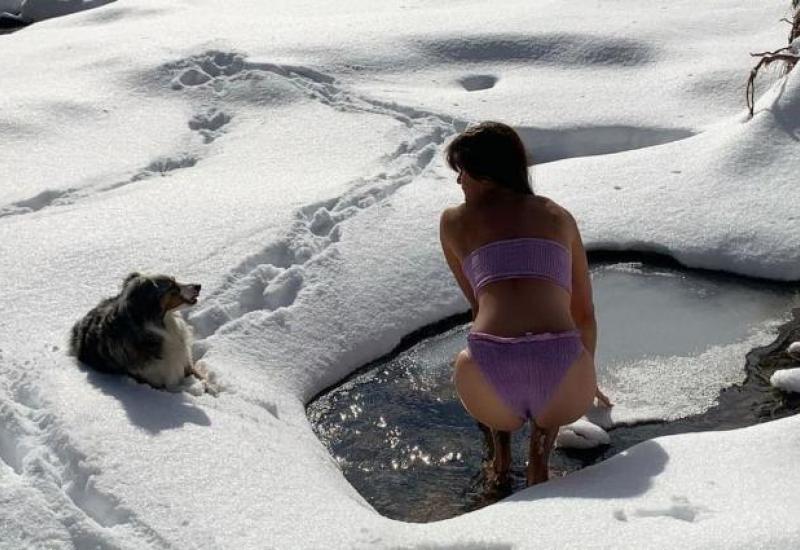 Supermodel Helena Christensen - I sam pogled na sliku izaziva drhtavicu... - Helena Christensen u 53. godini pozirala u minijaturnom bikiniju na snijegu