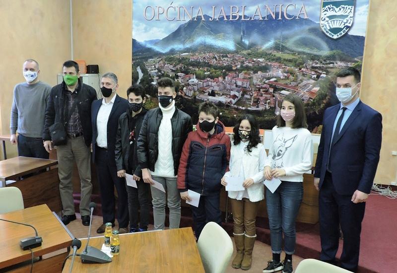 Učenici kod načelnika - Jablanica: Najbolji robotičari dobili novčane nagrade